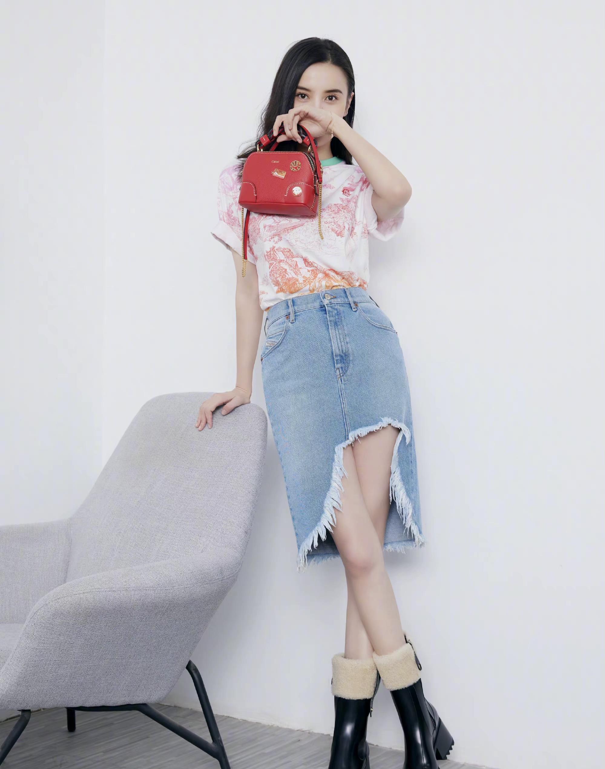 宋佳太会穿了,粉t恤牛仔裙秒变少女,翻边靴子和小手包是亮点