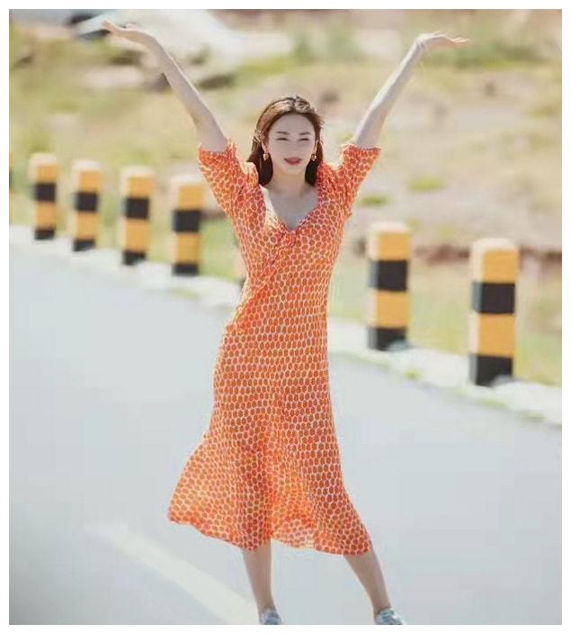 张雨绮在公路拍大片，穿低领装配白色球鞋，造型甜美少女味十足休闲区蓝鸢梦想 - Www.slyday.coM
