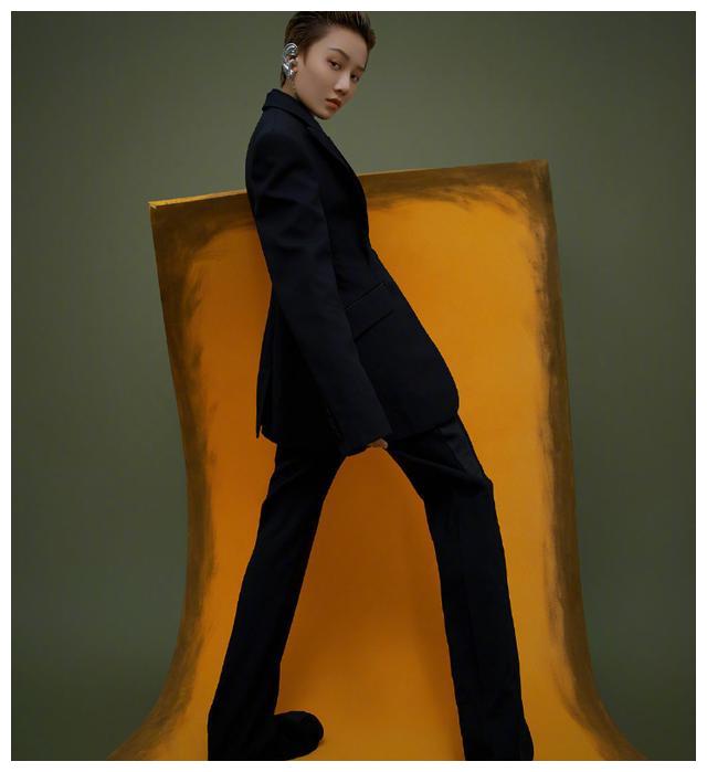 刘雨昕时尚大片曝光,时尚表现力实在优越,风格百变气质绝了