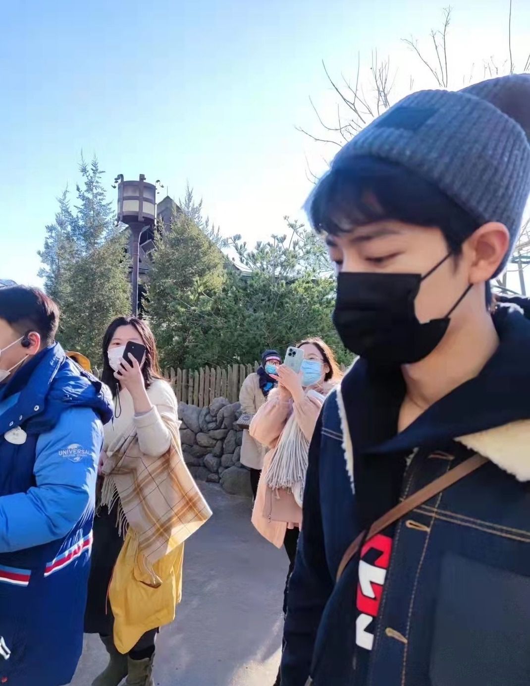 有的赶紧拿手机抓拍,记录下偶遇肖战的这一刻,有的则在旁边默默观望