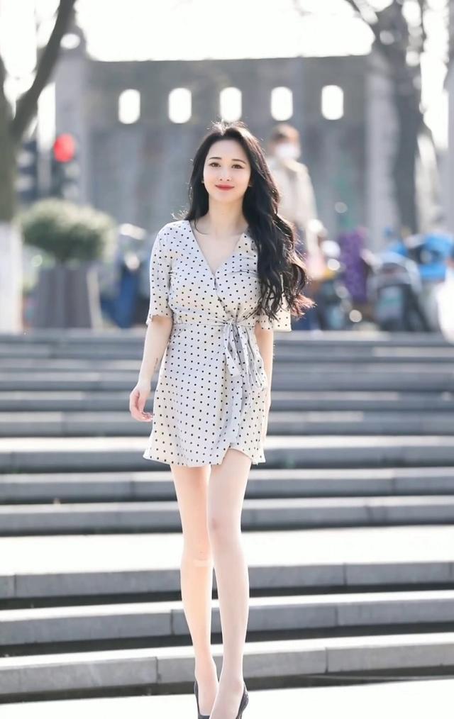 套装在设计上也非常新颖,通过束腰的设计,突显出了女孩高傲的小蛮腰