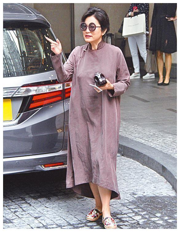 自然老去的林青霞真美,虽然大妈的穿搭有点尴尬,但依旧有气质