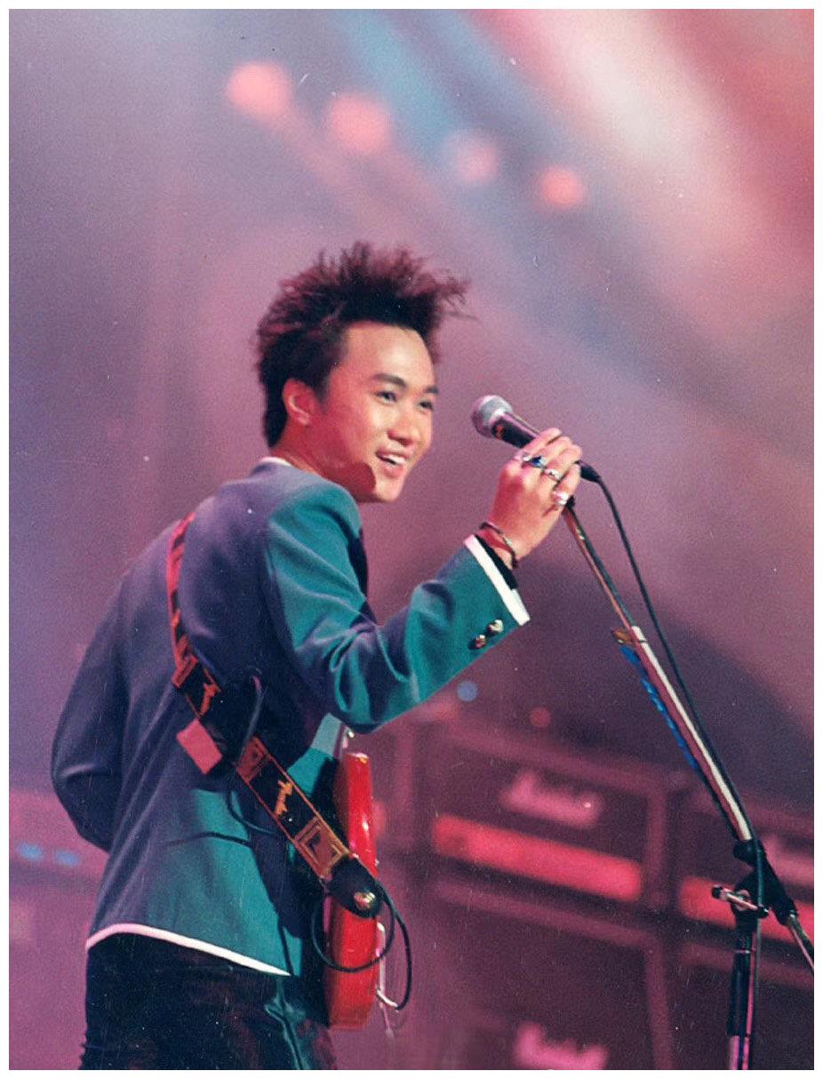 6月30日是黄家驹逝世28周年的日子,beyond乐队成员叶世荣零点准时发文