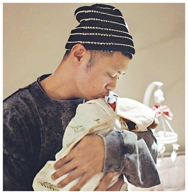 二胎首露面,没坐完月子就出门,脸部干瘪异常消瘦|余文乐|女儿|儿子