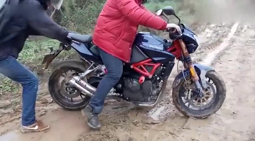黄龙重机走泥巴路,旁边的国产125小哥笑了笑还不如我的车呢