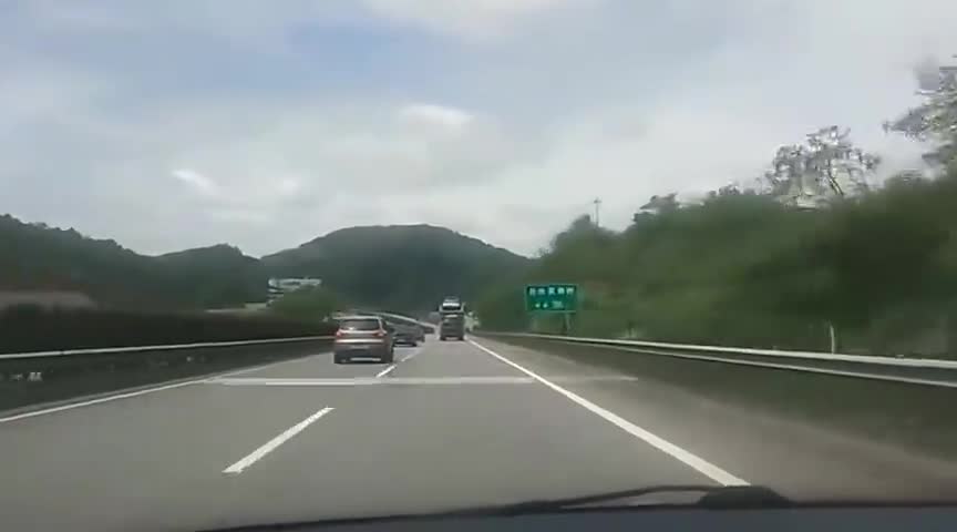 新手上高速不用怕,第一视角看高速上行驶,超车!