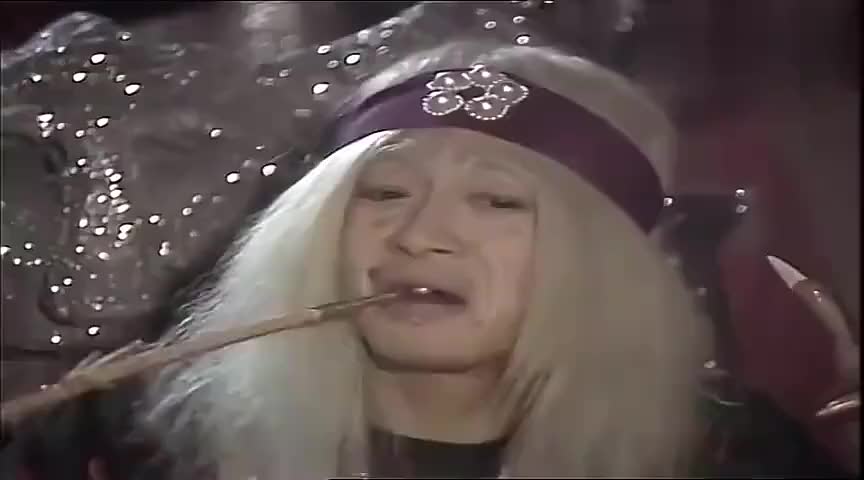 西游记:老妖婆漏出猴脚,八戒看见后高兴得哈哈大笑