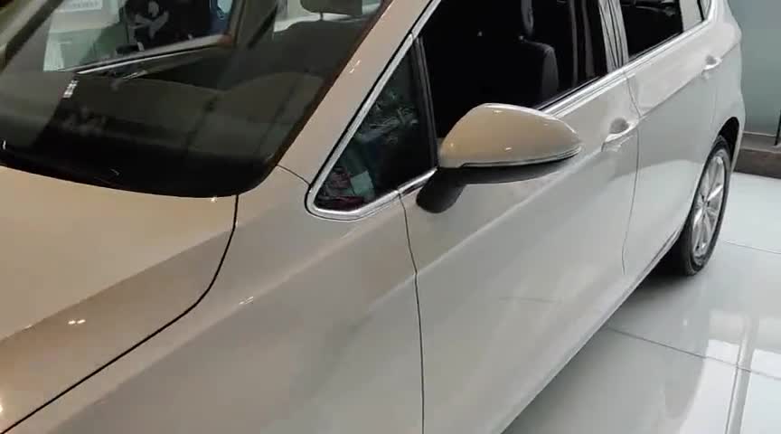 视频：被高尔夫嘉旅后排的一块小桌板感动了一下下