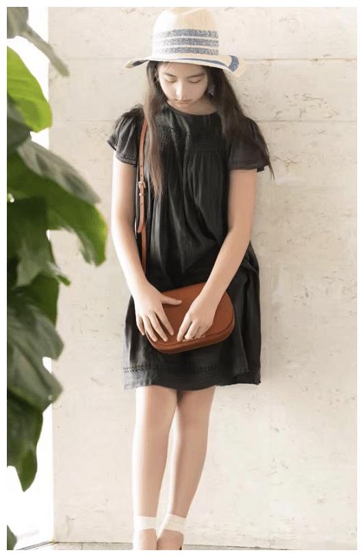 还说黄磊女儿不美?看黄多多穿上"绷带鞋",腿长得好不真实