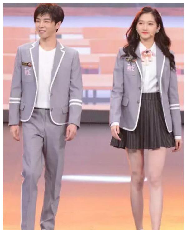 当关晓彤脱掉鞋子和173华晨宇同框大家觉得谁的身高在说谎