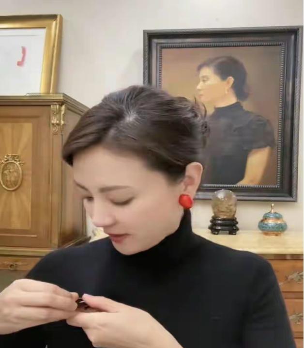 知名主持人刘芳菲近照长白发还被质疑整容本人亲自澄清