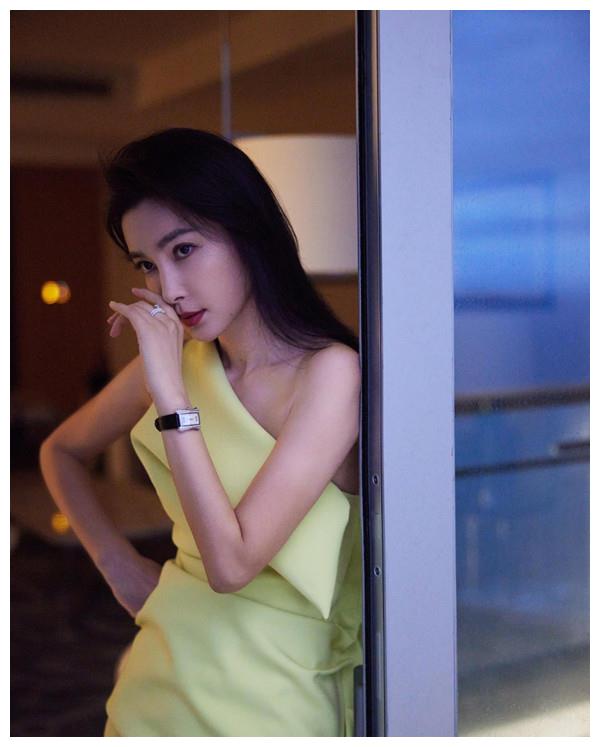 李冰冰用黑发红唇侧脸杀照征服了观众,47岁的她风采依旧!