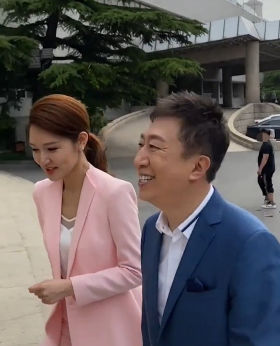 主持人陈伟鸿近况曝光,鱼尾纹难掩帅气,龙洋调侃两人衣服般配?