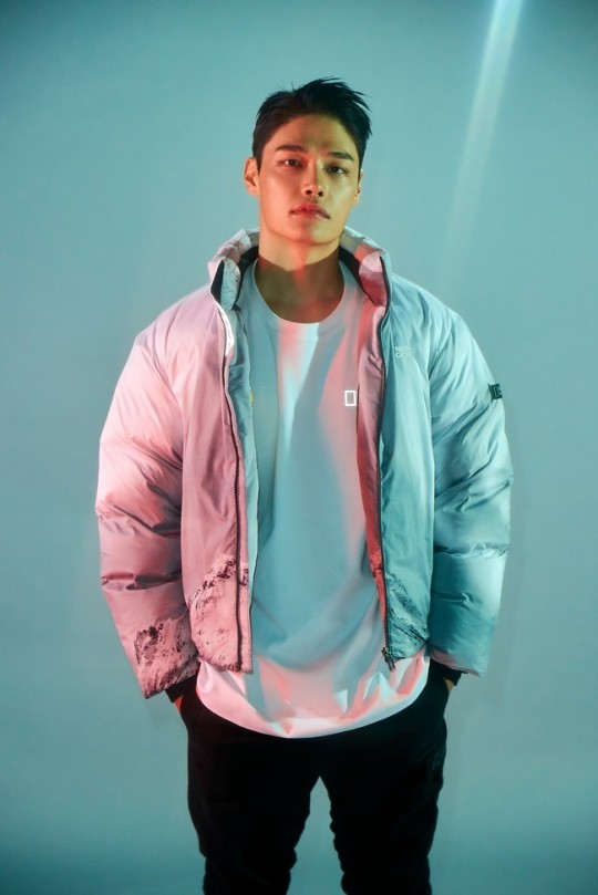 韩国艺人郑赫拍代言品牌最新宣传照