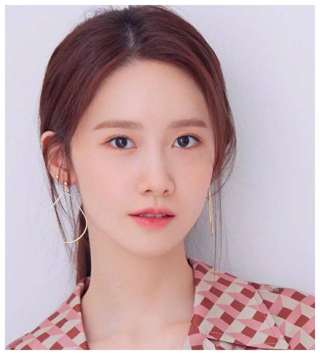 林允儿的眼睛就有些偏向柳叶眼,看上去很有魅惑力,笑起来也是很治愈的