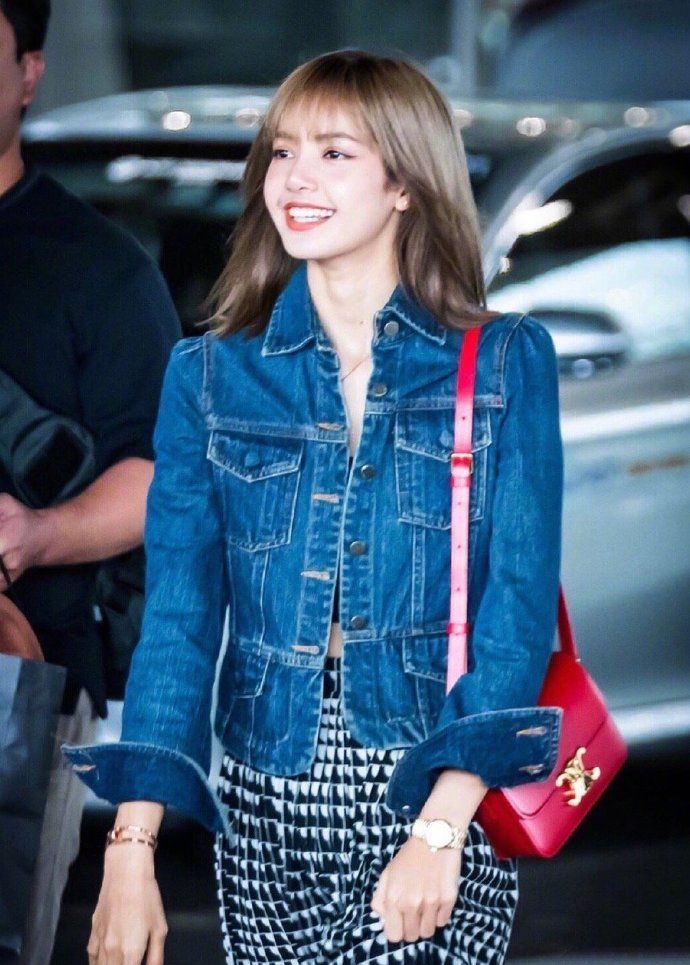 lisa牛仔外套清爽甜美,杨幂牛仔外套模特身材,赵丽颖可爱温柔