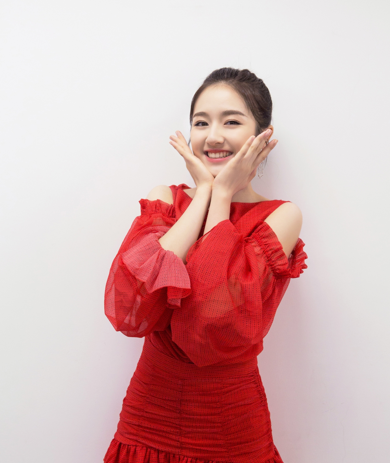 20岁李兰迪走机场真节约,936印花背心叠穿白衬衫,美得很低调!