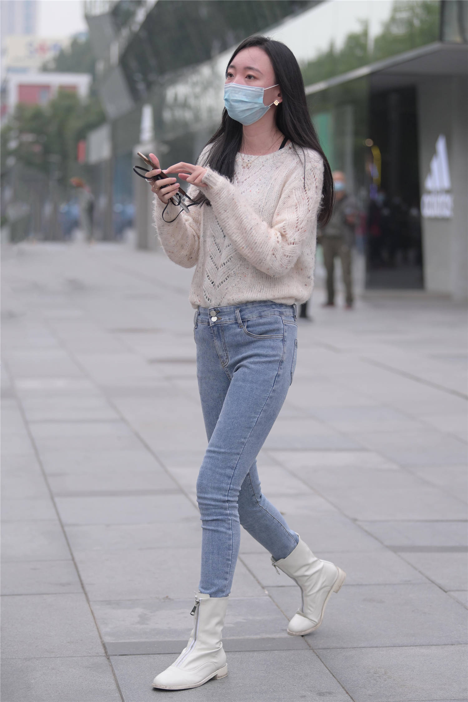 紧身牛仔裤,还是微胖身材穿着好看,如果可以搭配高跟鞋会更好