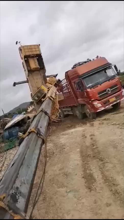 吊车翻车砸中大货车一分钱没赚到还得赔钱老板亏大了