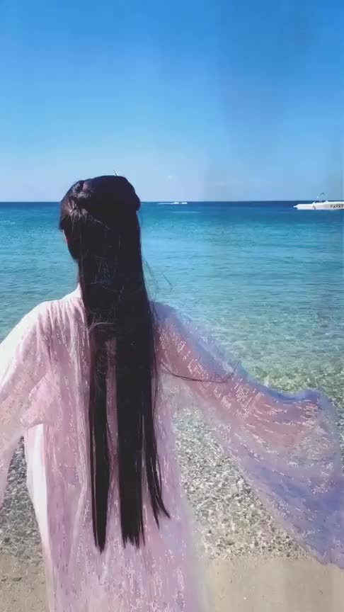 海边偶遇古风小姐姐长发及腰穿一袭嫩粉色汉服画面真是太美了