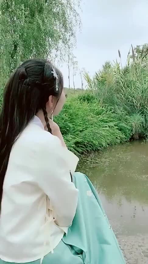 侧面看去穿着古装的小姐姐好像美丽的仙子