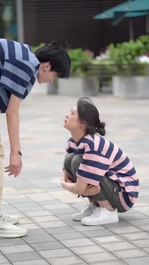 街拍情侣小姐姐蹲在地上撒娇你们喜欢吗