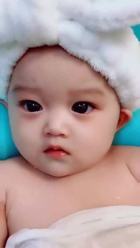 最近这个小宝宝火了长了一双卡姿兰大眼睛真是萌