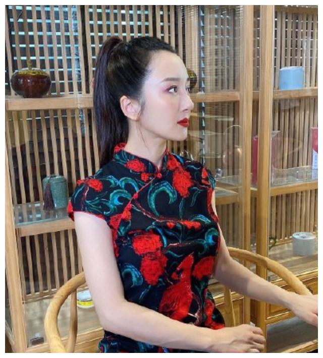 李依晓终于穿旗袍了,红色刺绣旗袍裙配高马尾,大红唇气质惊艳
