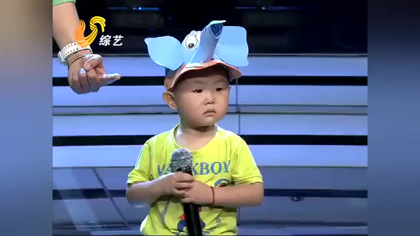 四位评委使坏想吓小萌娃,小萌娃可爱舞步搭配魔性高音征服评委