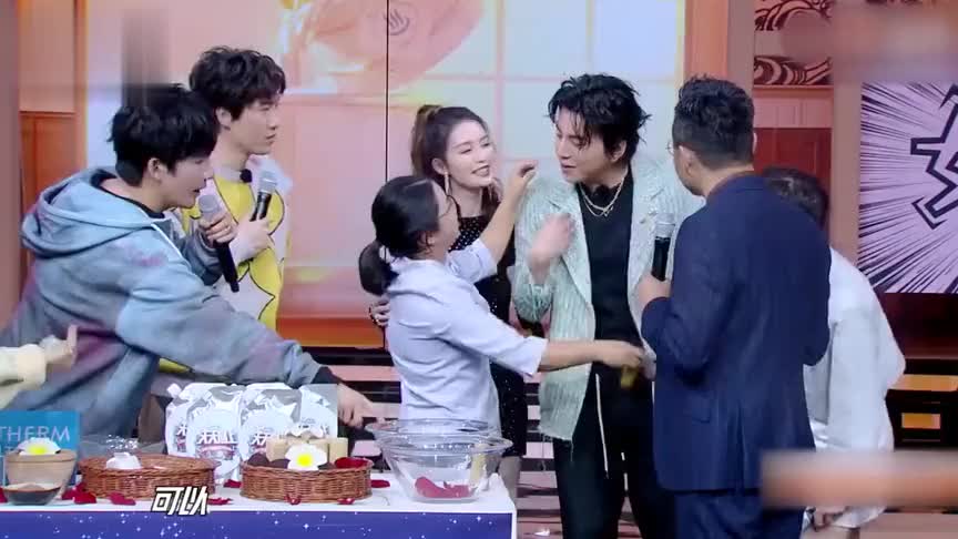 王大陆强迫李沁露美背反被整,现场表演水罐拔嘴