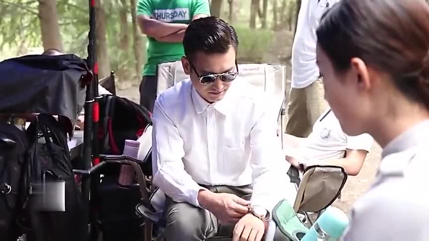 《胭脂》花絮:赵丽颖开玩笑,向工作人员要一沓一百块的道具钱