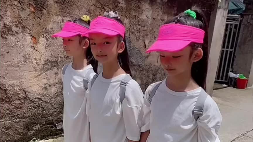 异卵出生的三胞胎姐妹竟然长的一模一样,这是出门要炸街的节奏啊