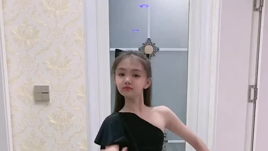 相差十岁的妹妹在家这样跳拉丁舞,哥哥看到这一幕害羞了