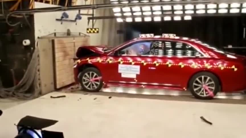 视频：林肯大陆碰撞测试，安全性还是很高的，不愧是豪车啊！