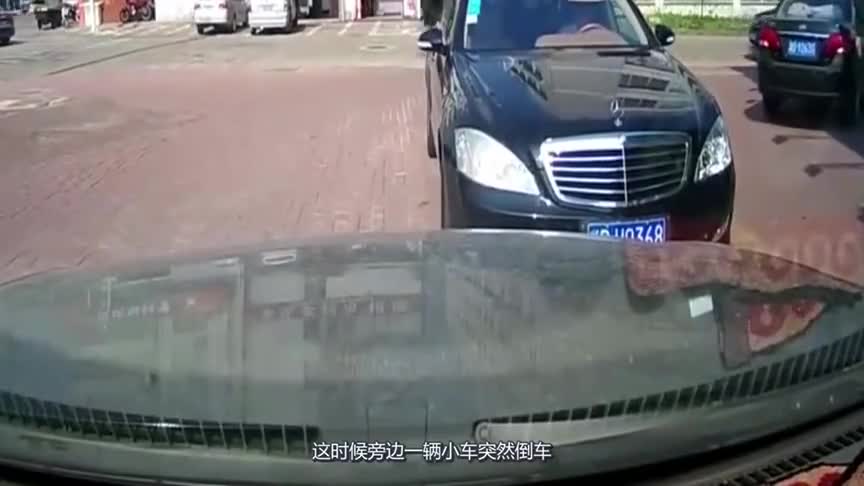 视频：比亚迪用力过猛，怼上奔驰S500，车主只有哭的份！