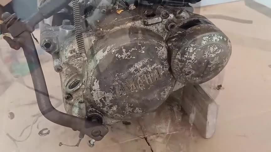 烂摩托车拆下来的发动机他拿过来就翻新