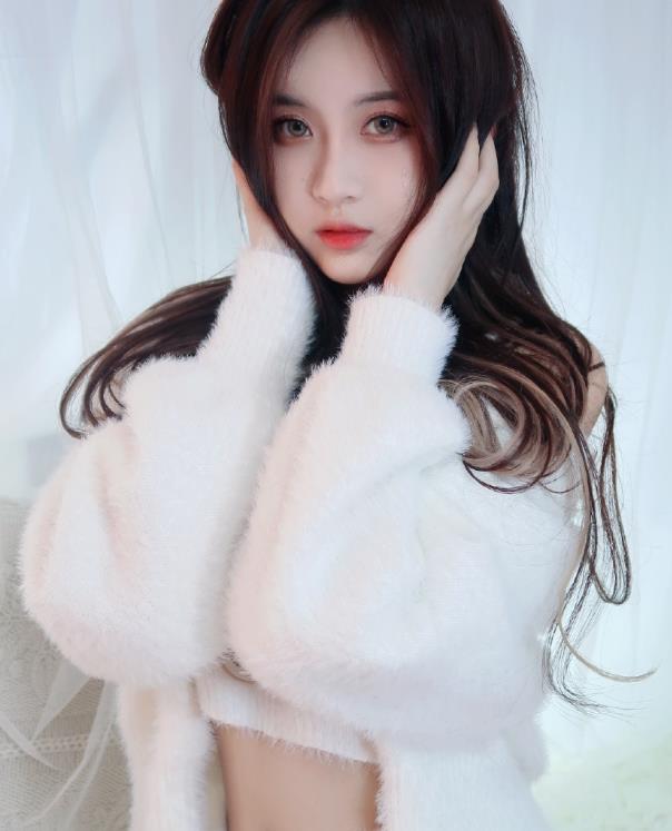 网红杨清柠全新晒照,上衣仅靠两根细带吊着,秀出