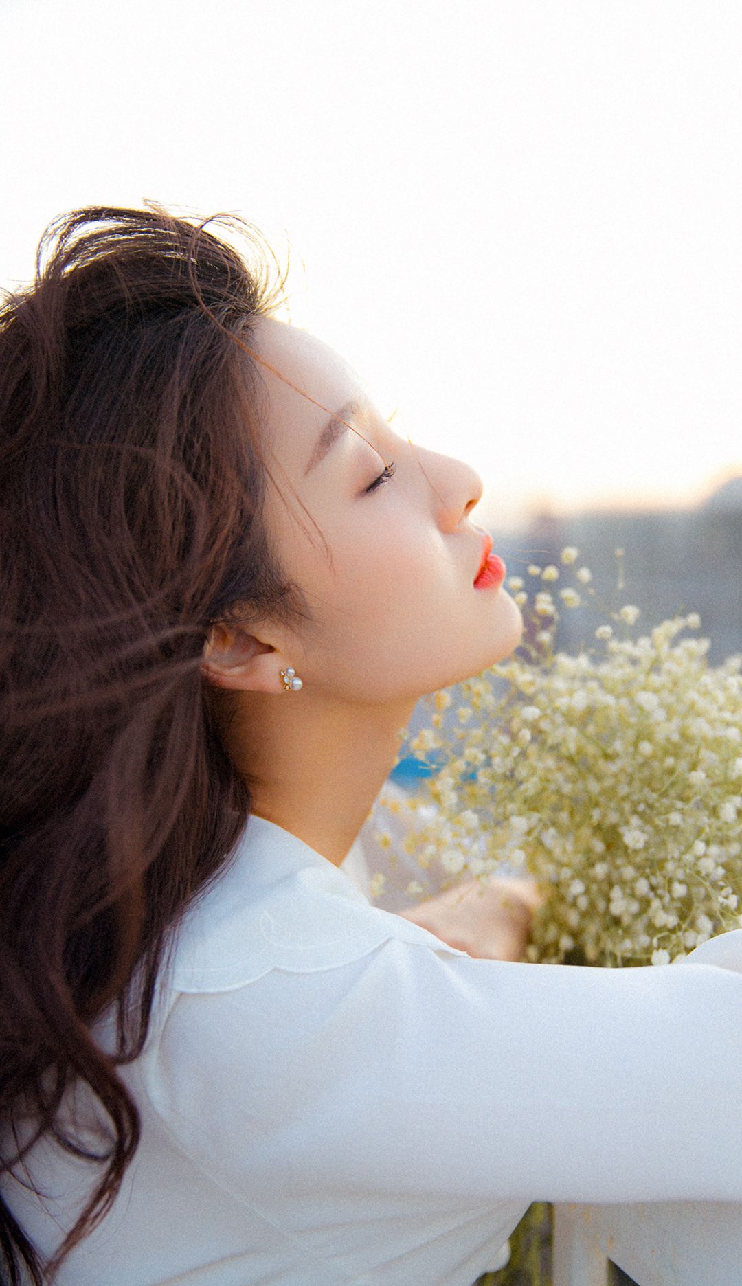 王子璇温柔而不失活力,有着邻家女孩般的清新气质,样貌清甜可人