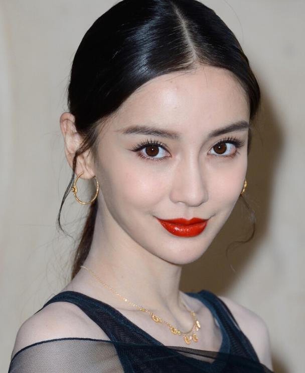 杨颖越来越美了,穿暗蓝色透明长裙,优雅甜美还带点"贵气"