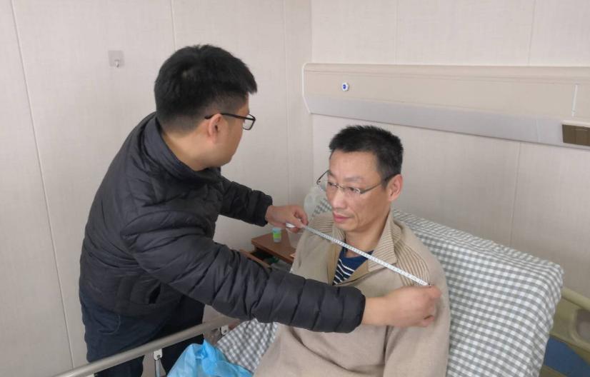 排坛功勋令人泪目,因病卧床不起仍开直播:把励志故事分享给他人|郑亮