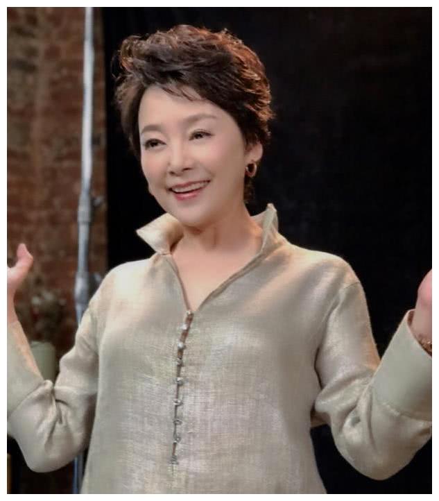 陈冲一袭绸缎面料的黑裙展现出纤细的身材线条,刘晓庆红色长裙尽显