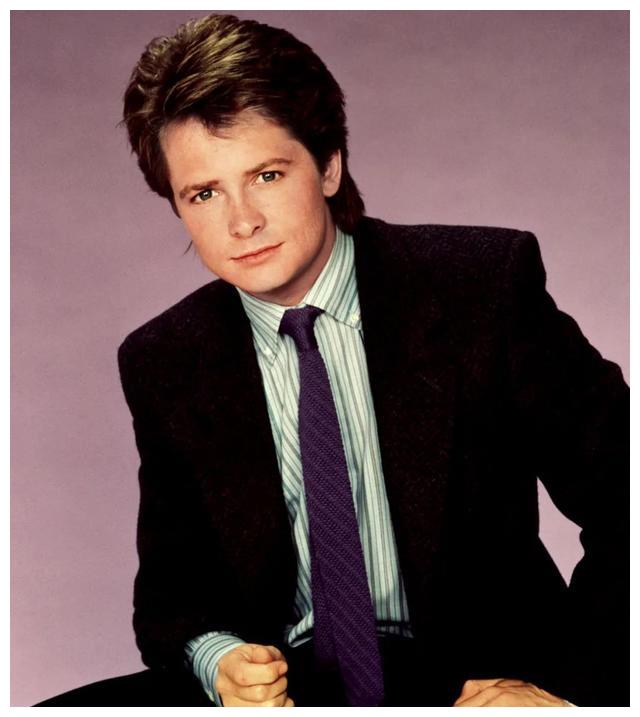 当红小生29岁患帕金森症,39岁投身公益,如今事业婚姻皆美满