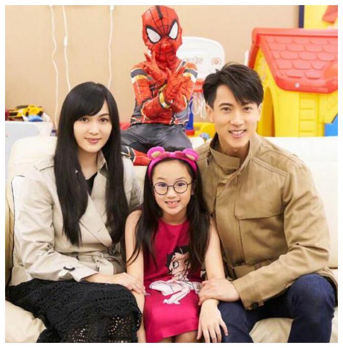 吴尊晒全家合照 一家三口对镜微笑画面温馨幸福