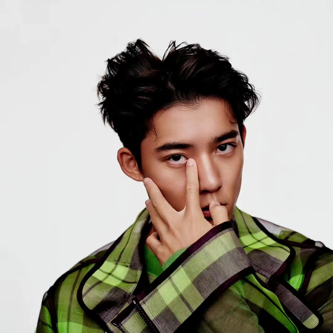 前国脚李明的儿子李嗣镕最近晒出自己的时尚写真