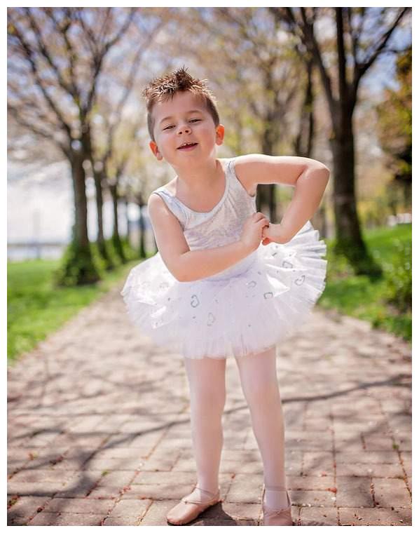 爸爸亲自穿裙子教女儿"防走光"!网友:那男孩子呢?