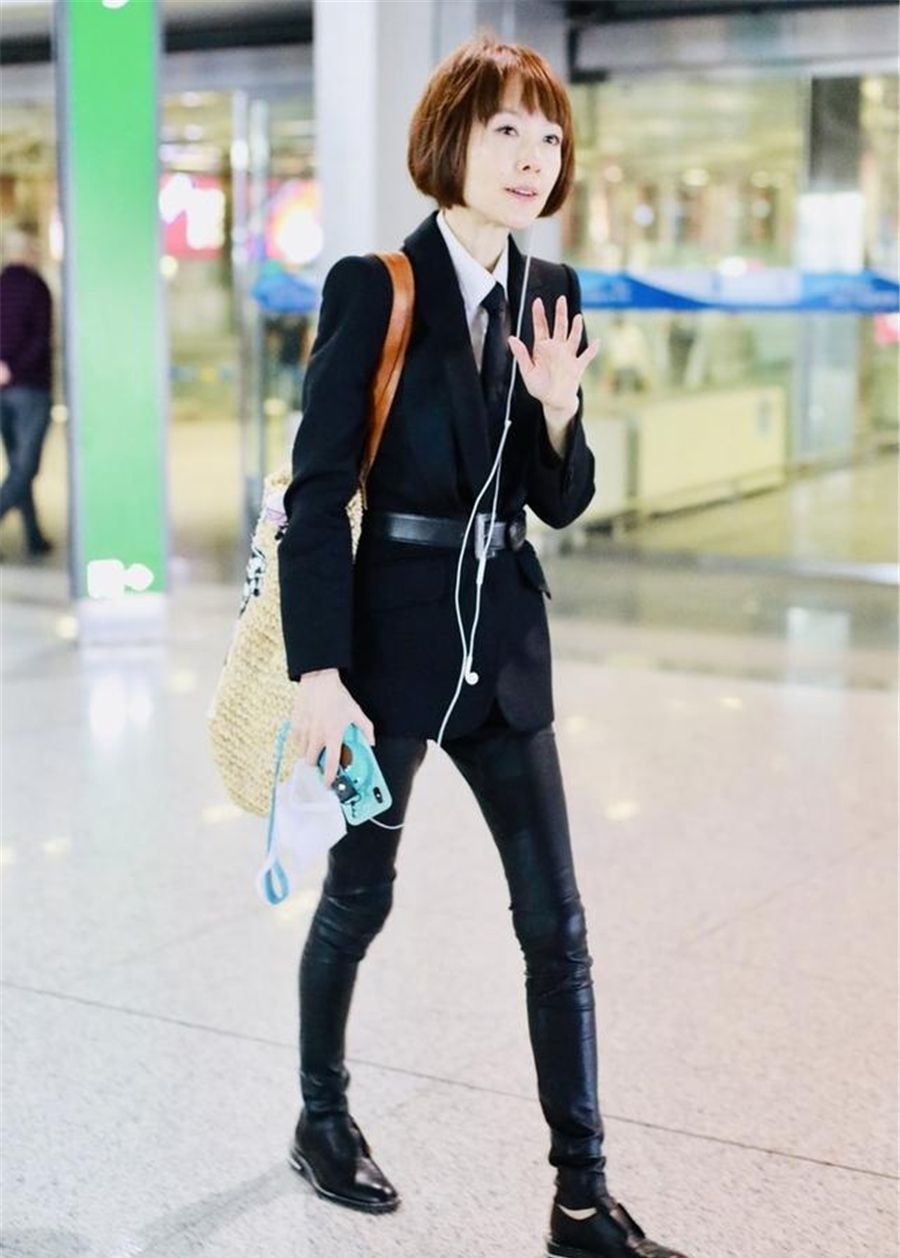 鲁豫素颜现身机场,西装配皮裤帅气潇洒,口罩遮面难掩白皙皮肤