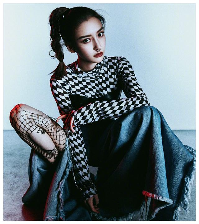 杨颖新封面好朋克,渔网丝袜"扯"开穿,戴鼻环叛逆又潇洒
