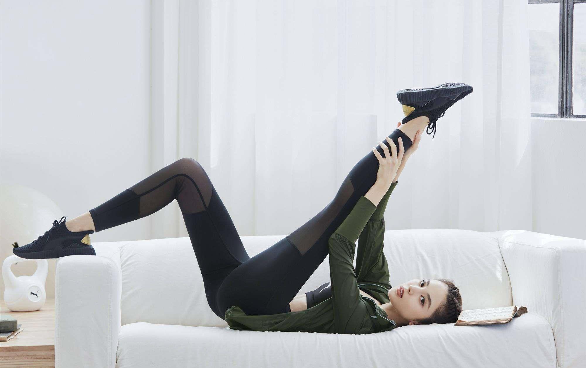 古力娜扎变元气少女,一身蓝色运动造型舞动全开,释放青春活力