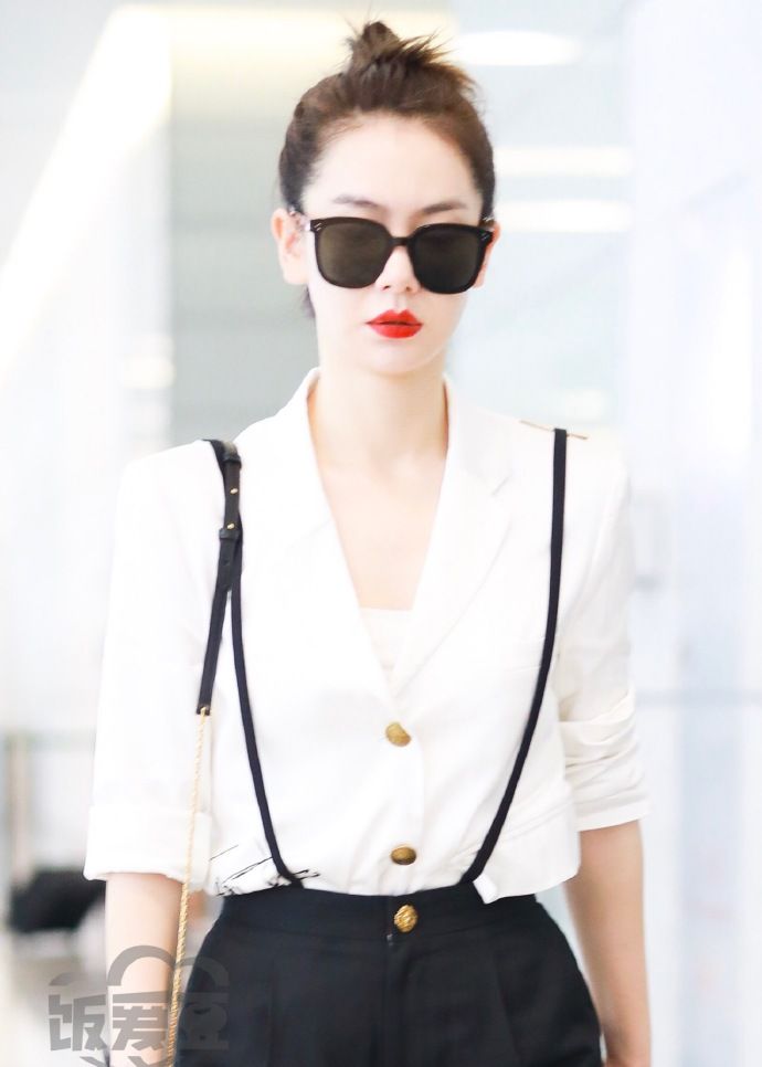 戚薇盘发涂红唇气场爆棚,ol风飒爽干练美到逆天!