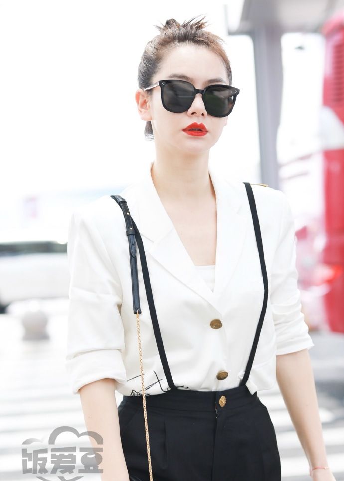 戚薇盘发涂红唇气场爆棚,ol风飒爽干练美到逆天!